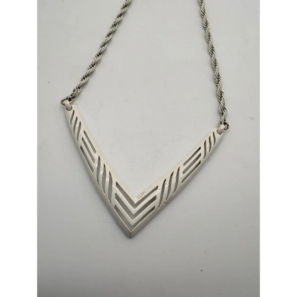Vintage Trifari White Enamel‎ Chevron V Pendant Rope Chain Necklace Gold Tone